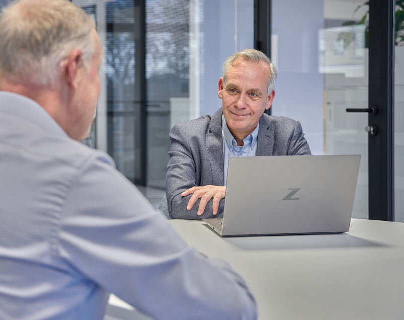 IT-team in overleg over het automatiseren van de netwerkprocessen