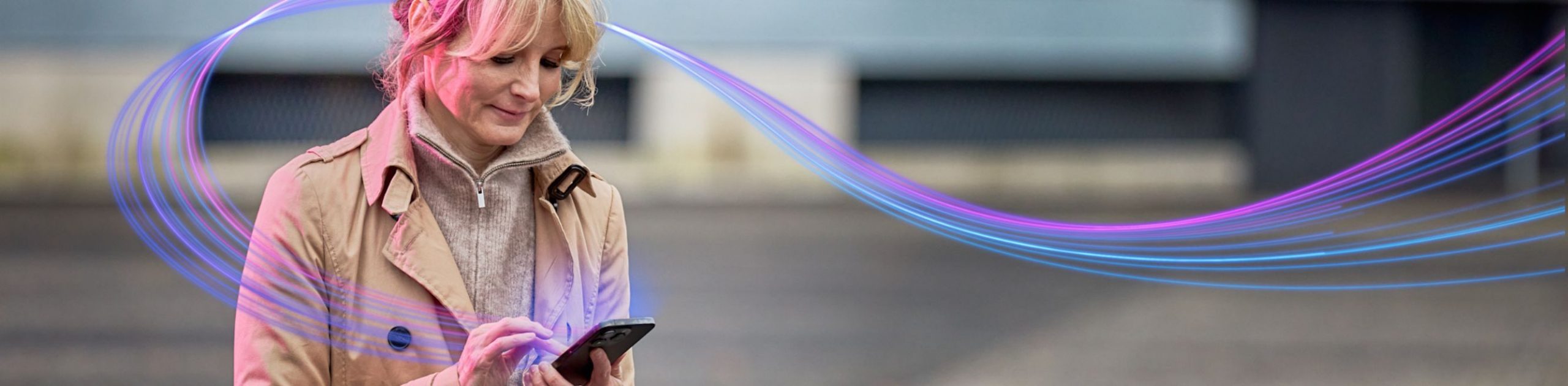 Vrouw blijft in verbinding met haar werkbestanden en applicaties, via haar mobiele telefoon