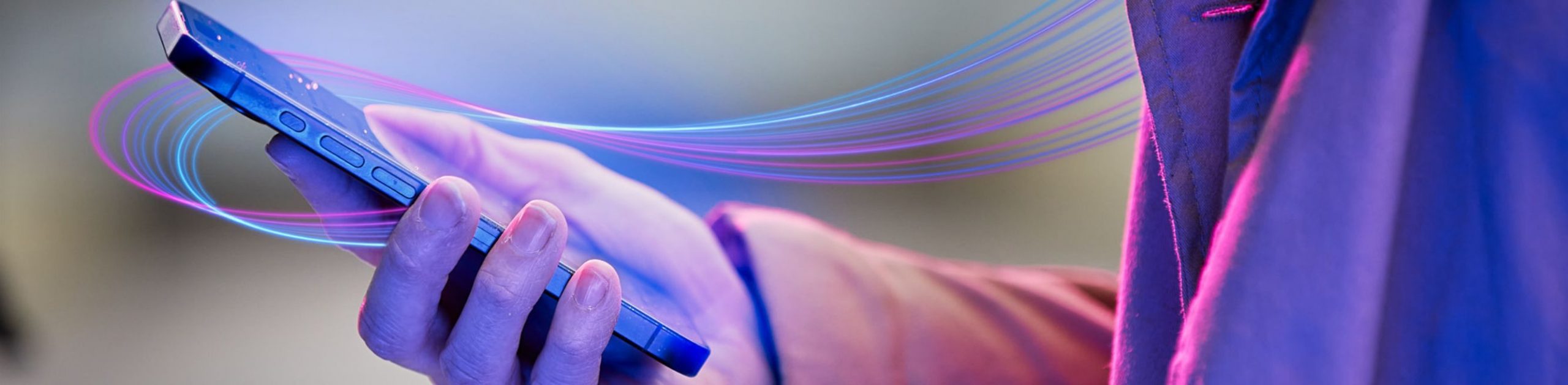Vrouw blijft in verbinding met haar werkbestanden en applicaties, via haar mobiele telefoon
