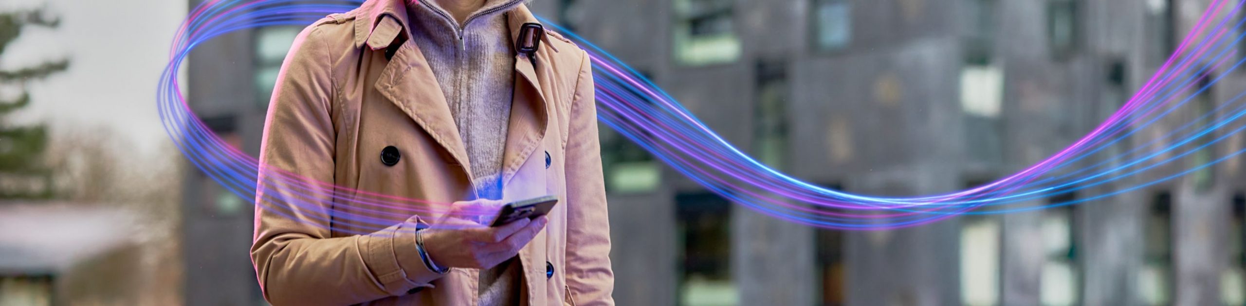 Vrouw blijft in verbinding met haar werkbestanden en applicaties, via haar mobiele telefoon