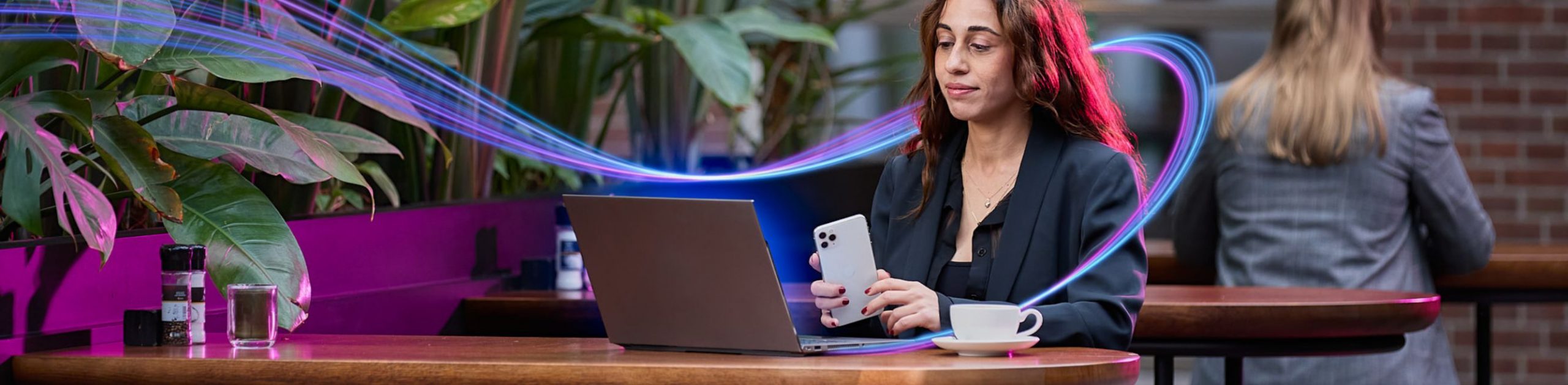 Vrouw werkt op een remote locatie op haar beveiligde computer
