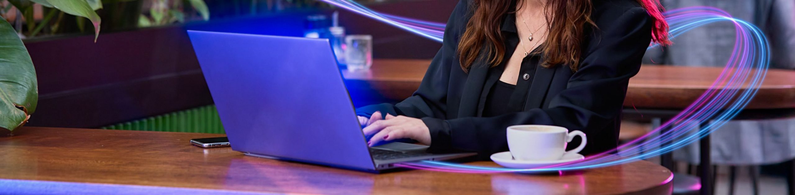 Vrouw werkt op een remote locatie op haar beveiligde computer