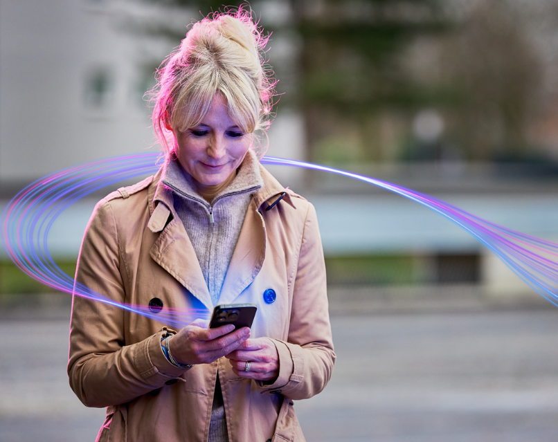 Vrouw blijft in verbinding met haar werkbestanden en applicaties, via haar mobiele telefoon