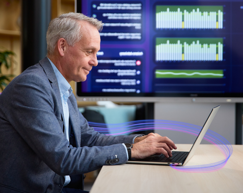man bekijkt inzichten over zijn netwerk op zijn laptop