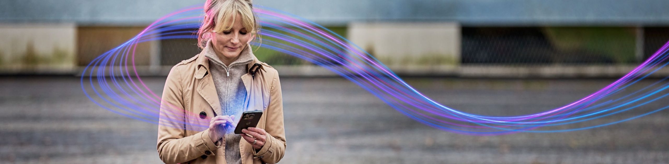 Vrouw blijft in verbinding met haar werkbestanden en applicaties, via haar mobiele telefoon