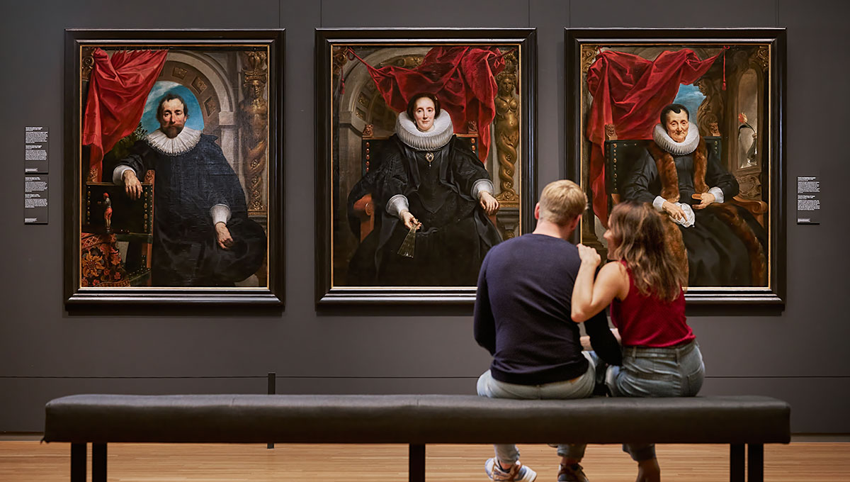 Twee bezoekers kijken naar de kunst in het Rijksmuseum