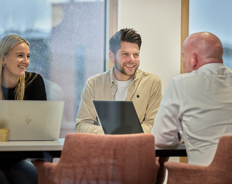 Teamoverleg om het network dashboard te bespreken