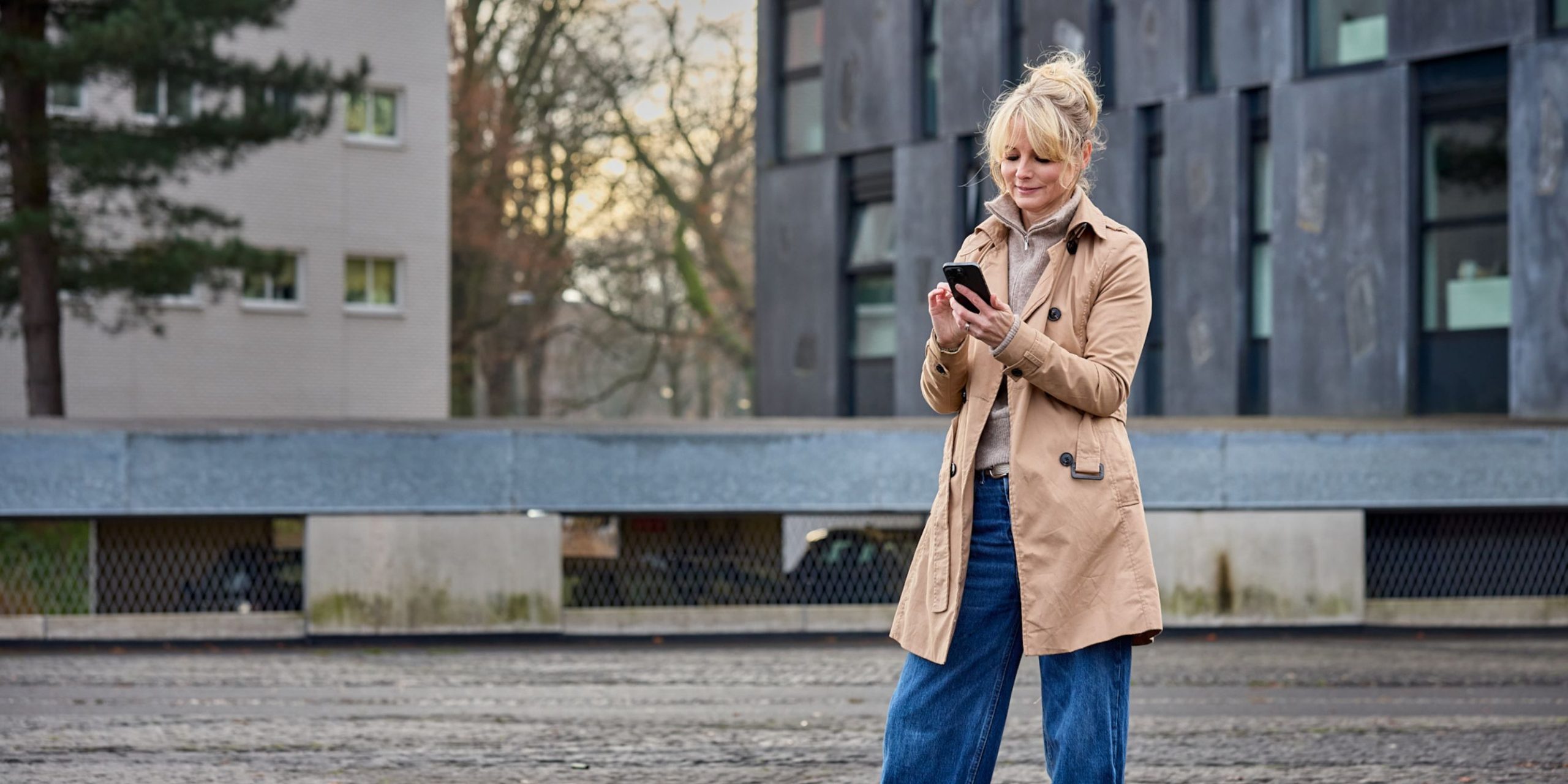 Vrouw bekijkt beveiligt op mobiele telefoon werkbestanden