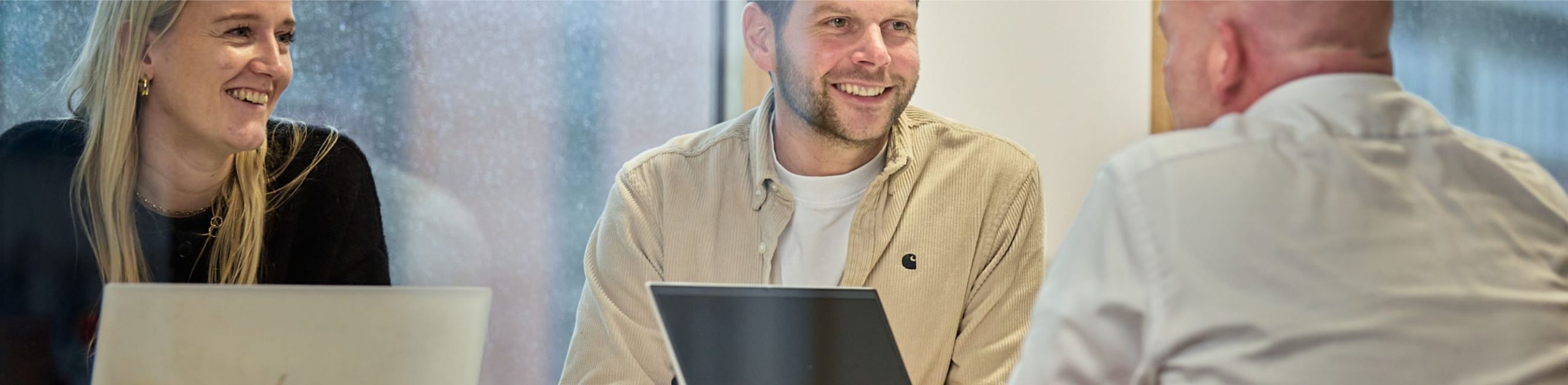 Collega's werken gezamenlijk op kantoor aan de digitale transformatie te versnellen