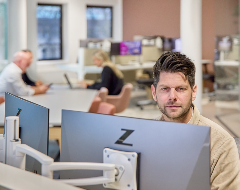 Man werkt op computer in kantooromgeving