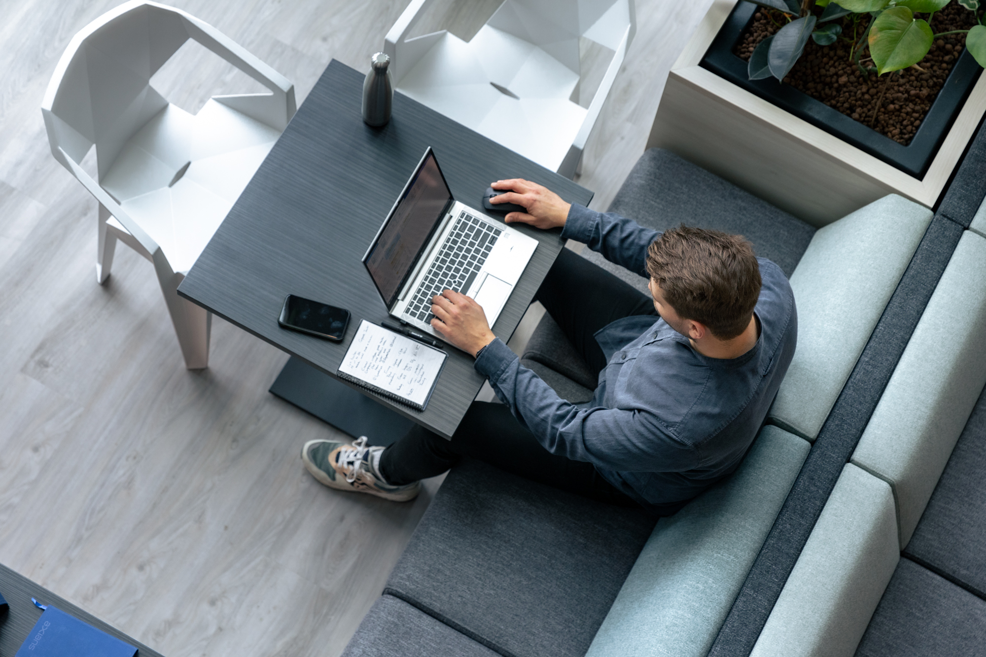 Collega werkt met CaseNext-ERP