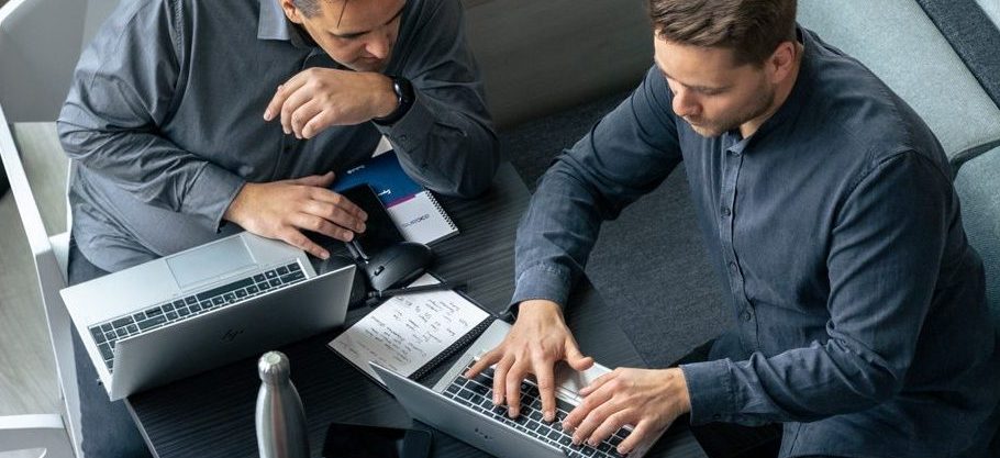 2 Synergy-gebruikers kijken samen naar verzoeken en documenten in Exact Synergy.