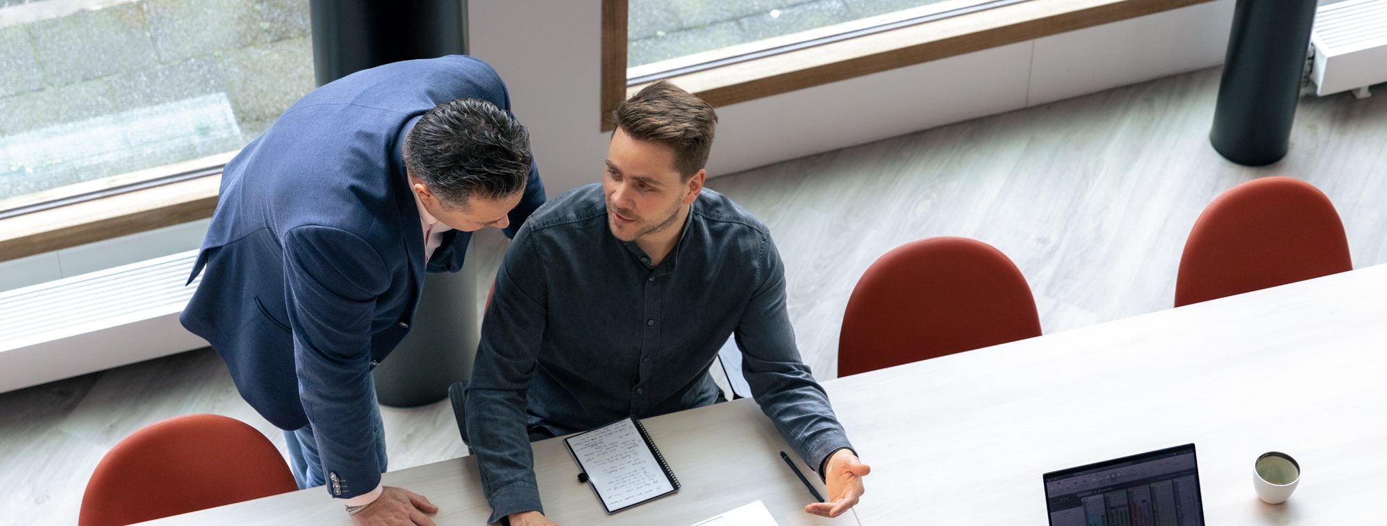 Een Axians-collega helpt de klant met kennis over Exact Synergy