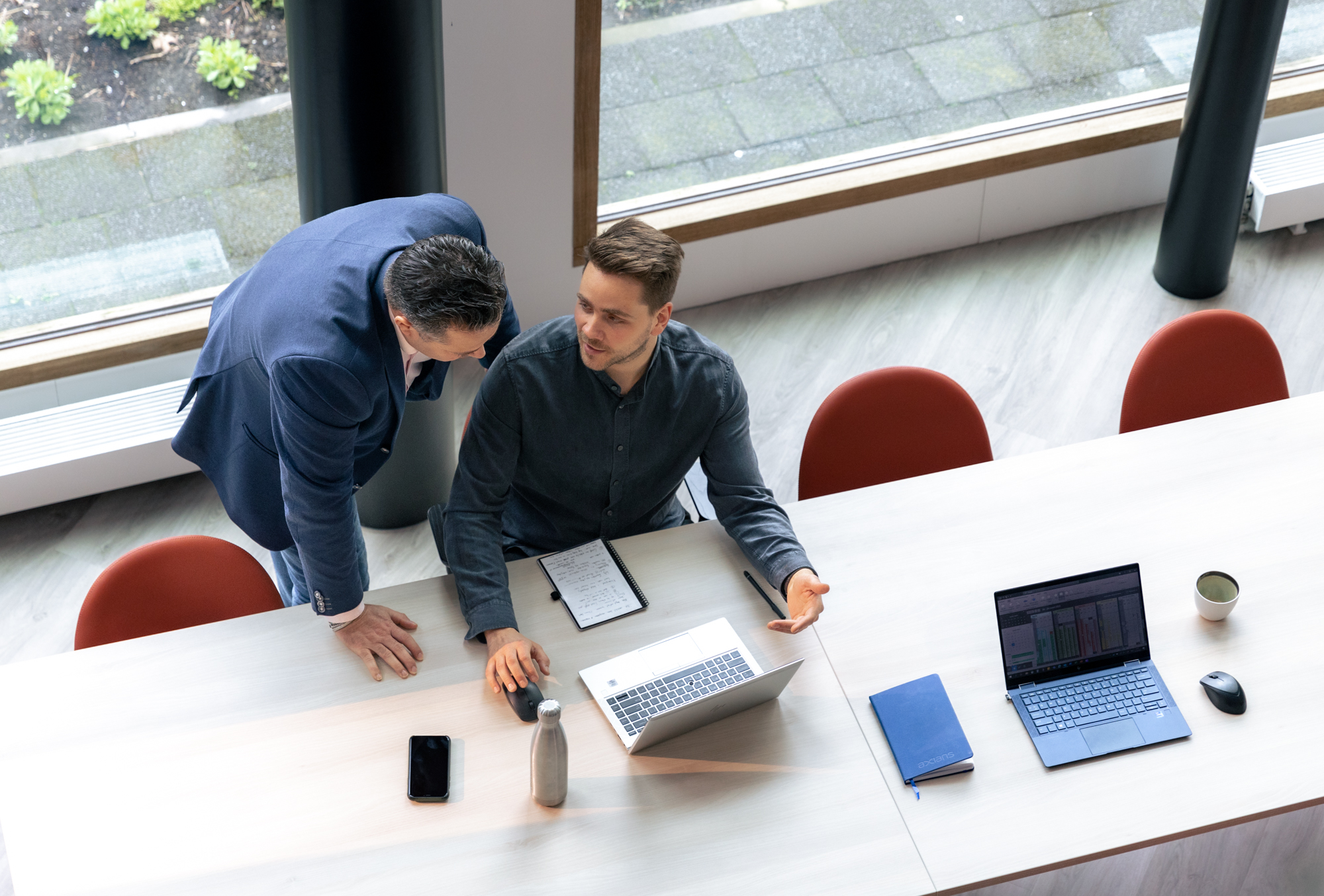 Een Axians-collega helpt de klant met de juiste keuzes voor hun ERP