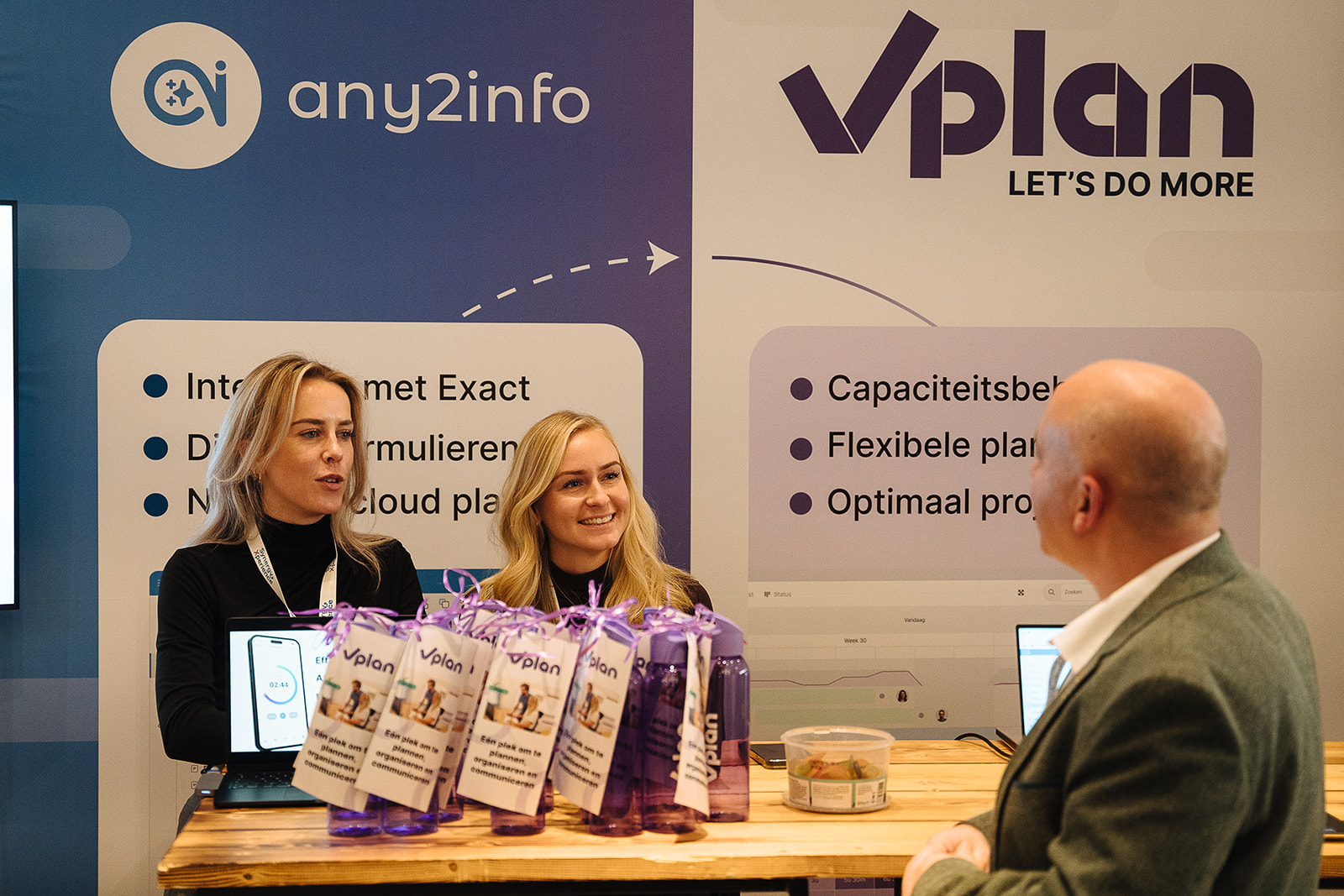 vPlan praat vanaf de stand met klanten tijdens de Synergy Xperience