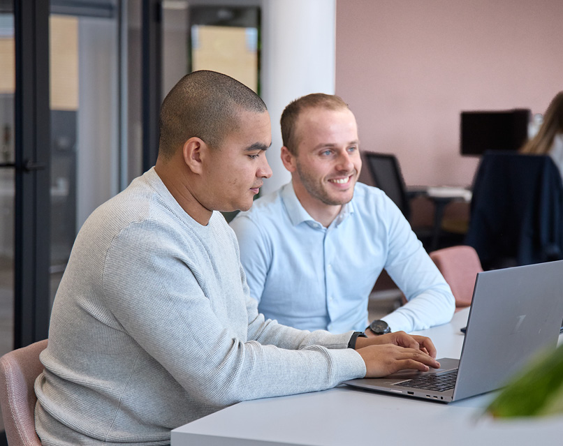 Mendix ontwikkelaars achter laptop