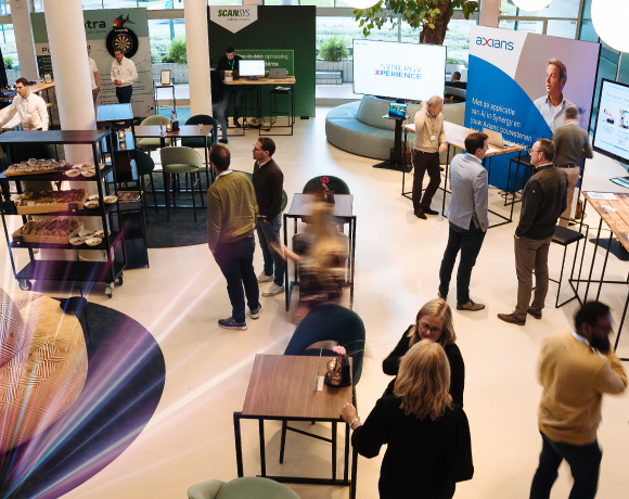 Werk event, grote zaal met tafels en mensen die praten