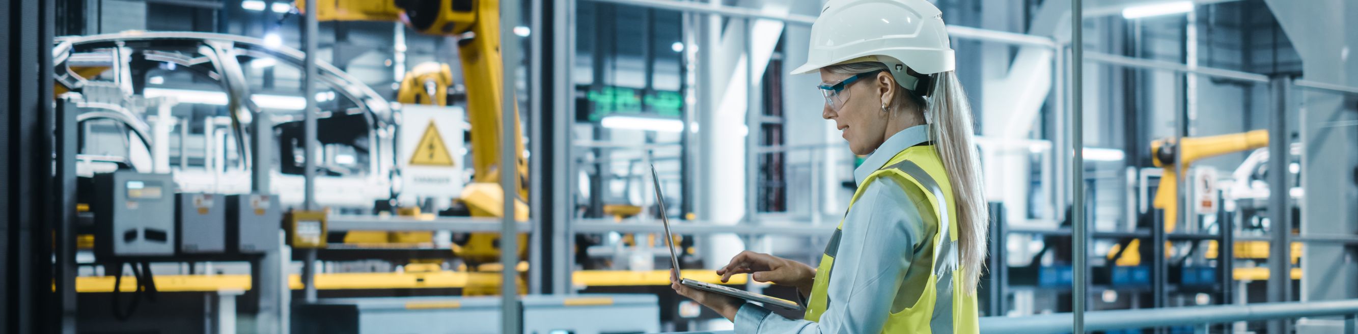 Industriële IT-professional bekijkt gegevens op haar computer.