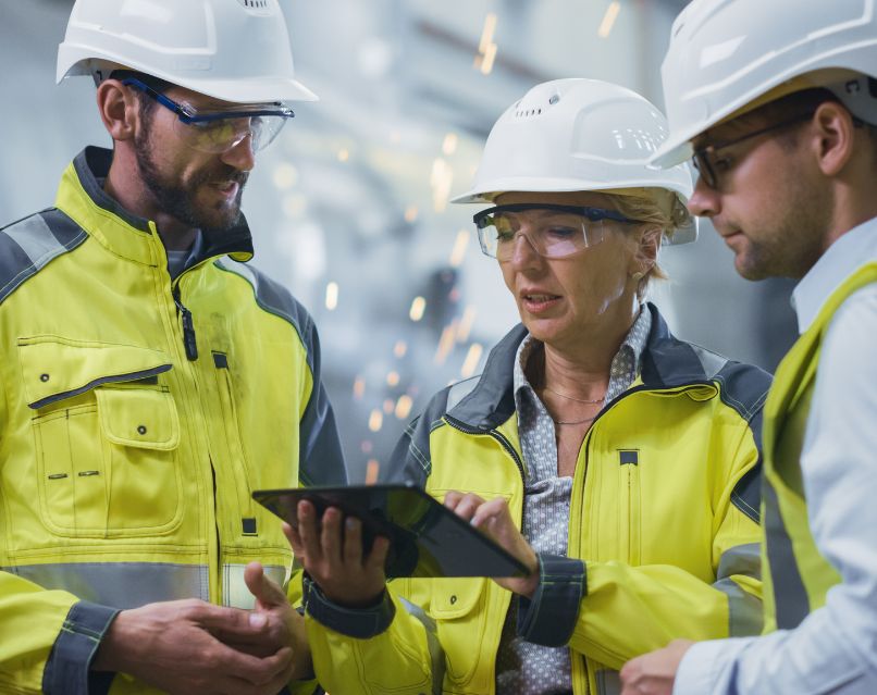 industriële IT-professionals bekijken gegevens op een tablet