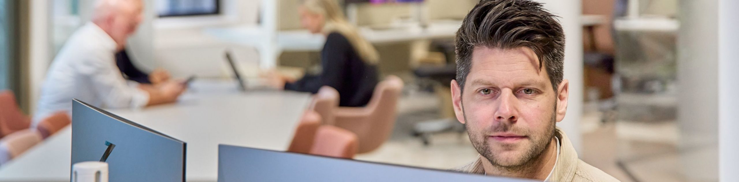 IT-medewerker werkt aan netwerkbeheer op computer