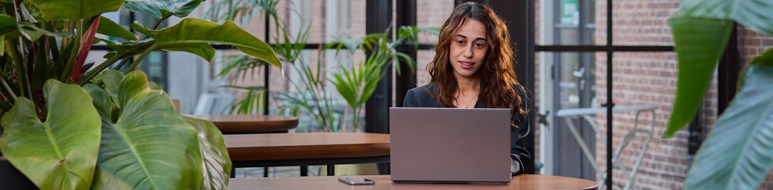 IT-medewerker werkt aan netwerkbeheer op computer