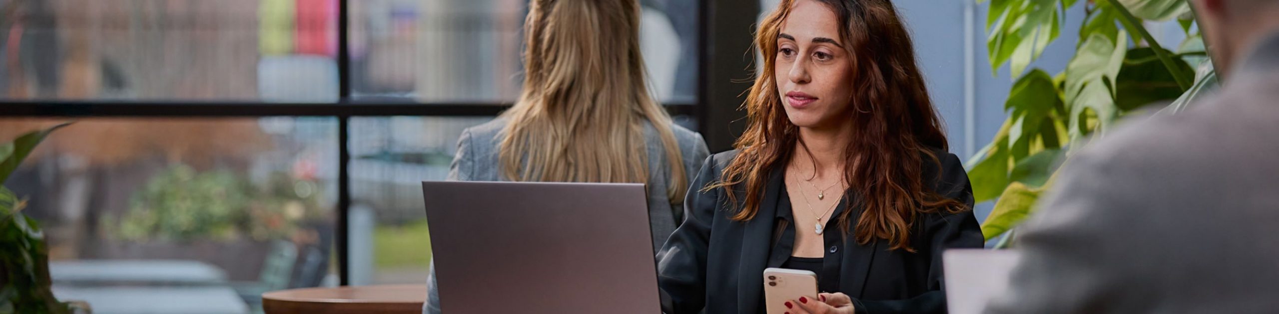 IT-medewerker werkt veilig remote op haar laptop