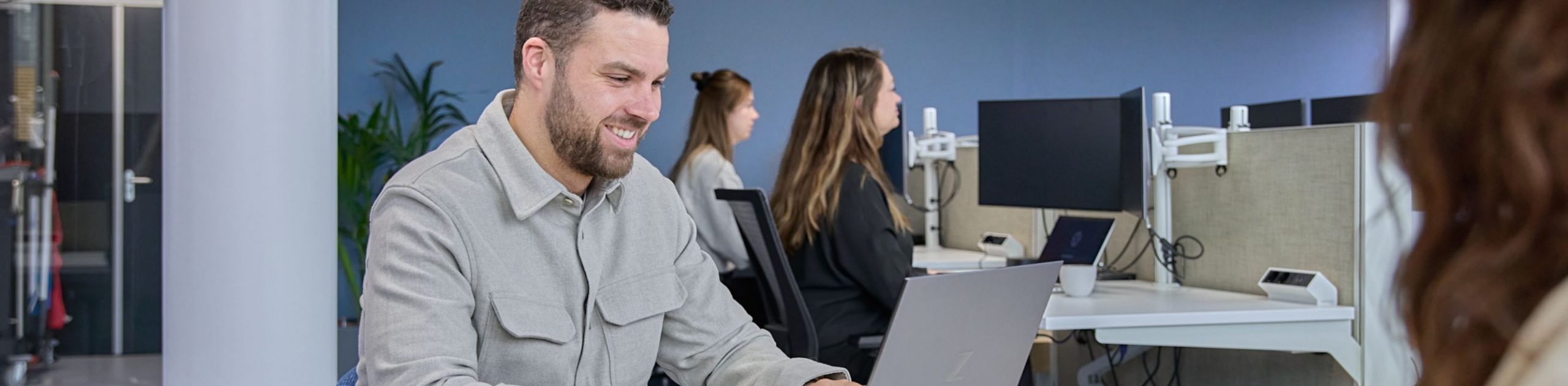 IT-medewerker werkt aan netwerkbeheer op computer