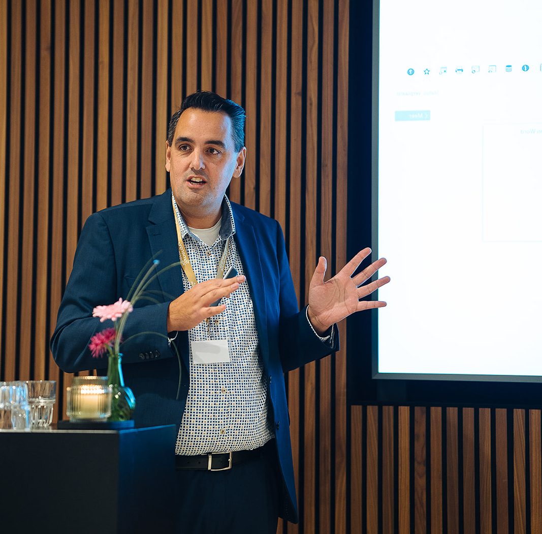 Synergy-expert aan het woord tijdens de Synergy Xperience