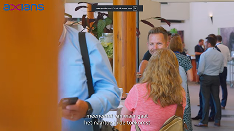 Bezoekers van de Synergy Xperience spreken en verbinden met elkaar