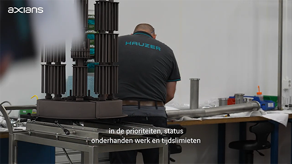 Medewerker van Hauzer Technocoating in de referentievideo van Axians.