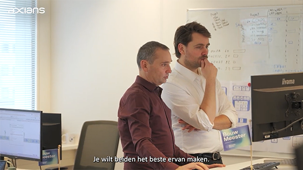 Axians-consultant in gesprek met een medewerker bij Mosaic in hun referentie door Axians