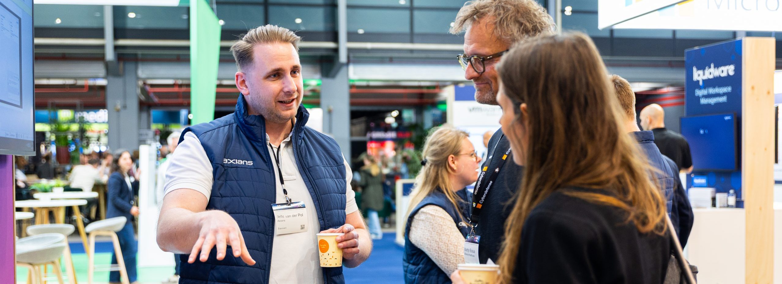 Axians-collega legt uit over de zorgpropositie aan bezoekers van Zorg & ICT
