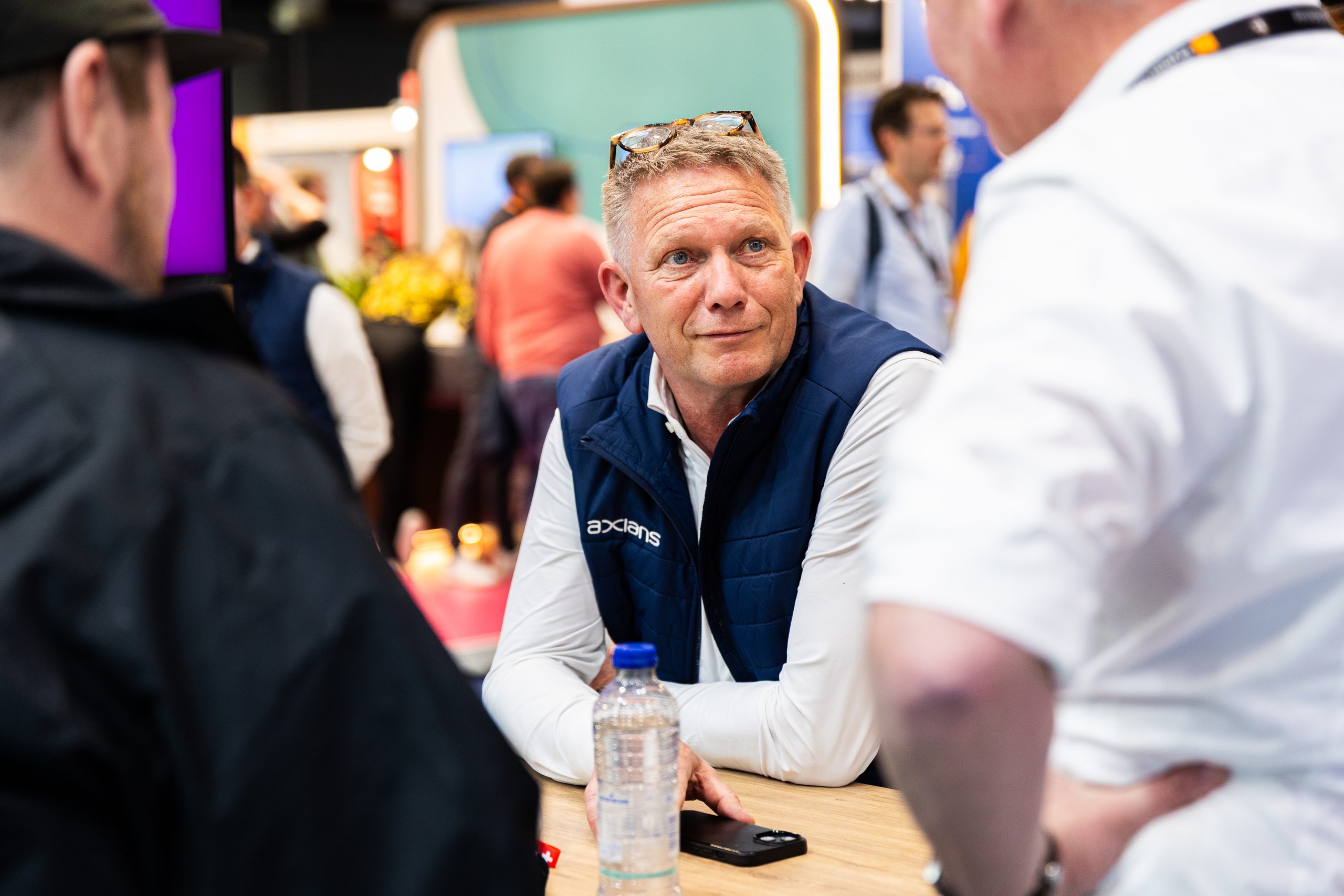 Axians-directeur spreekt met bezoekers tijdens Zorg & ICT