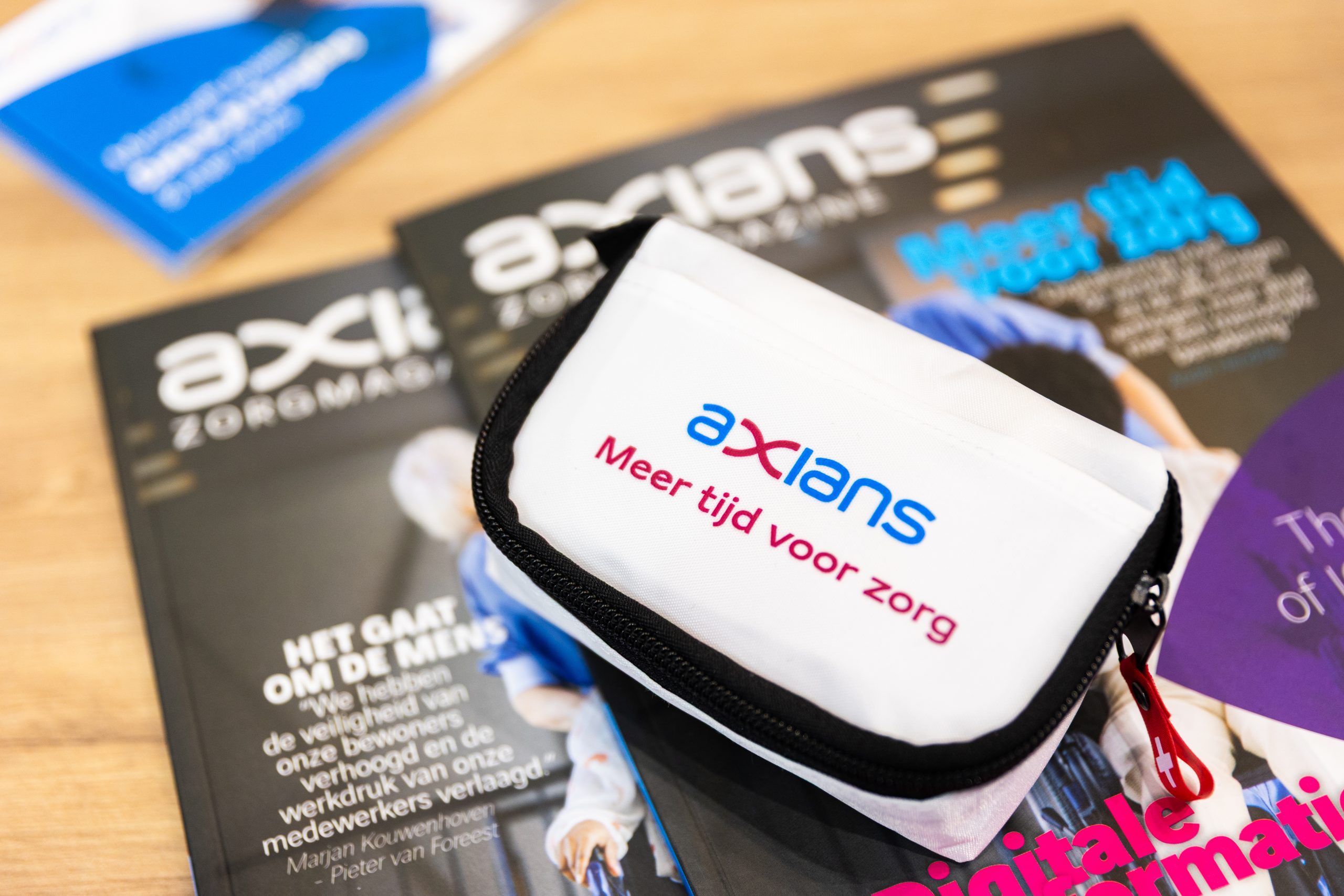 Een tasje met daarop dé quote van zorg binnen Axians "Meer tijd voor zorg"