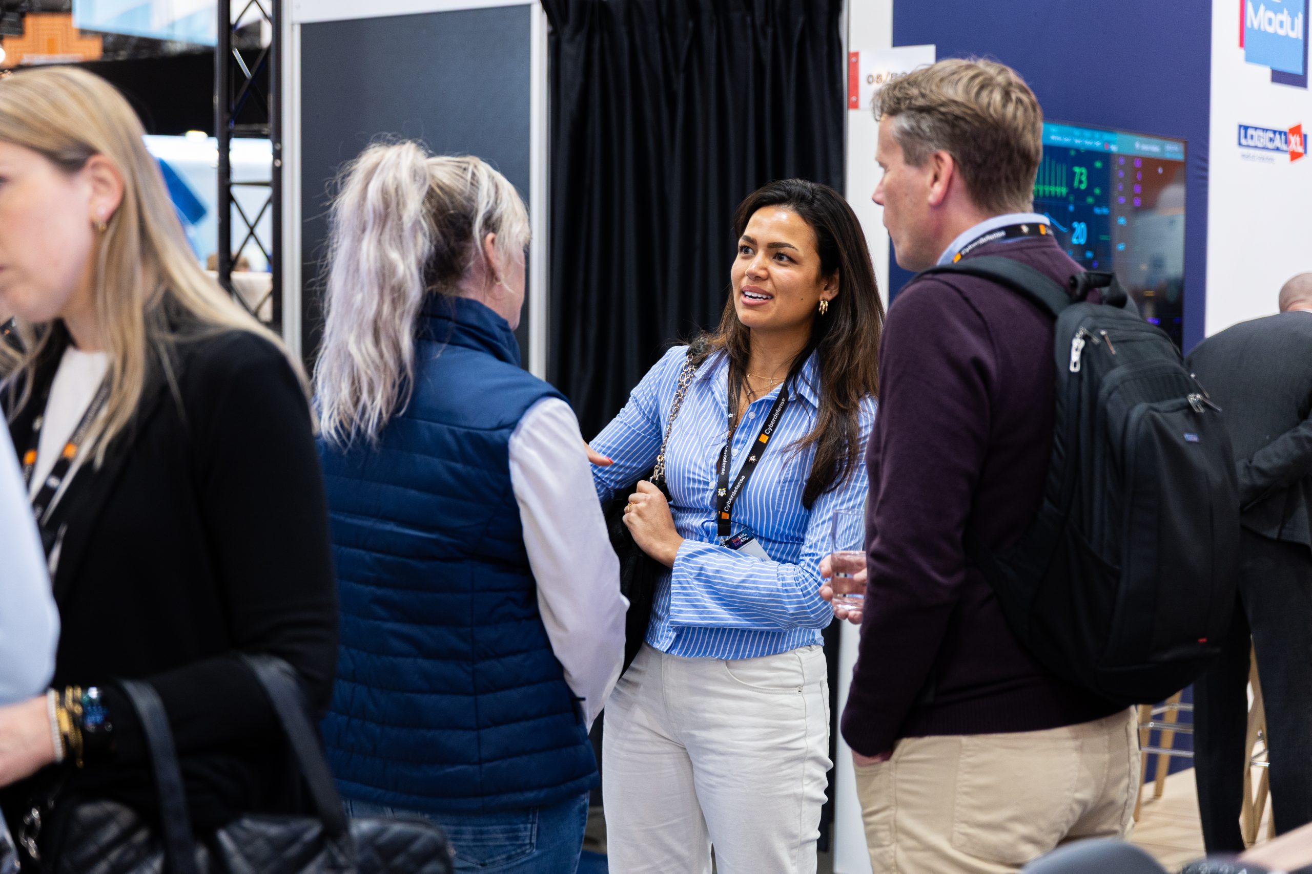 Bezoeker in gesprek met een Axians-collega tijdens Zorg & ict