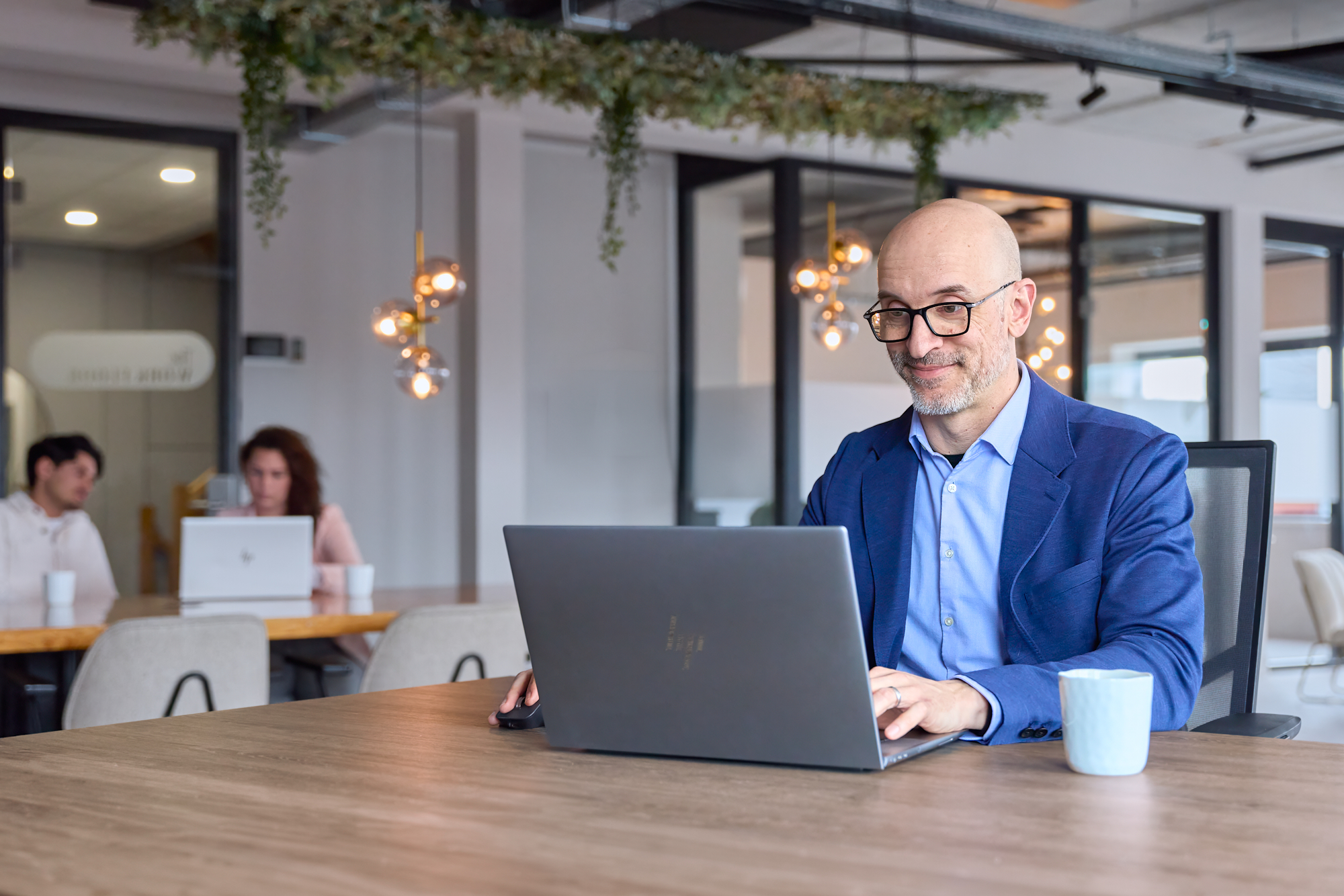 Synergy-expert achter zijn laptop. Werkend in Exact Synergy om dit te optimaliseren