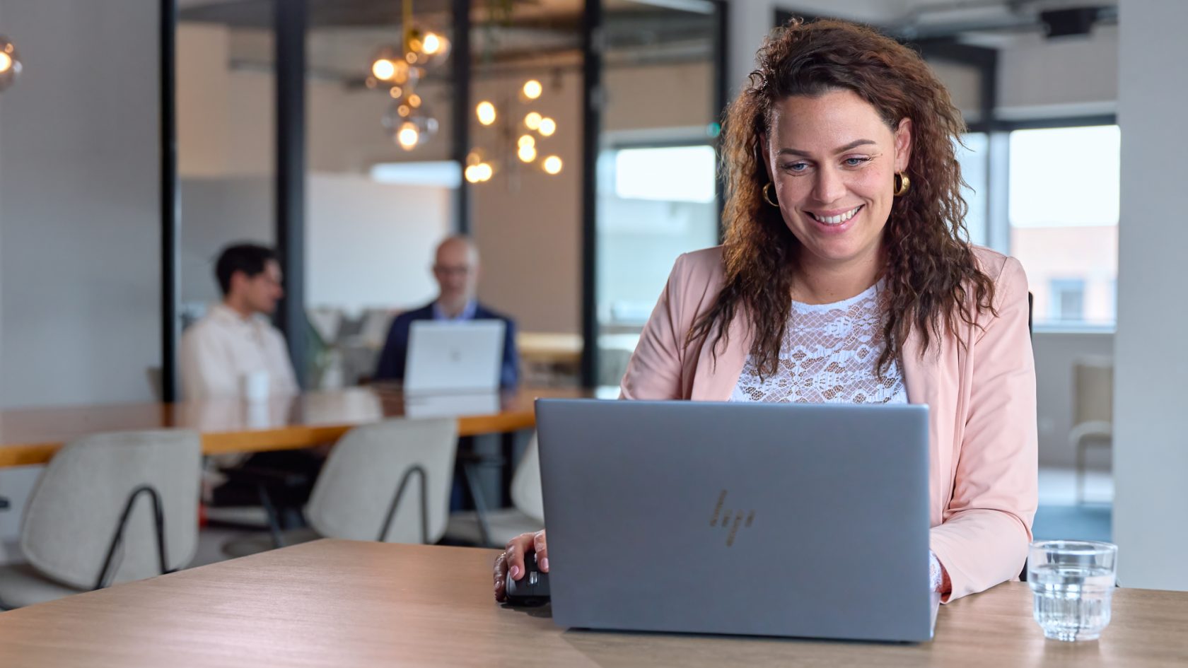 Synergy-expert achter een laptop