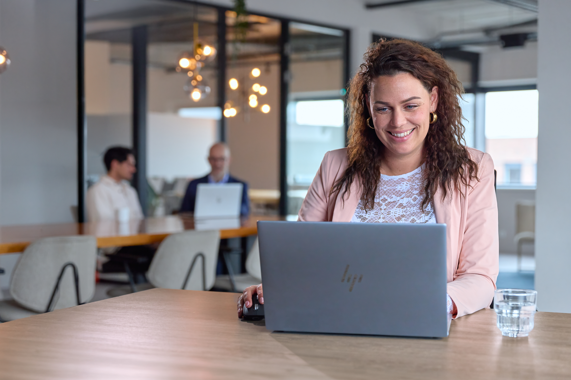 Synergy-expert achter een laptop