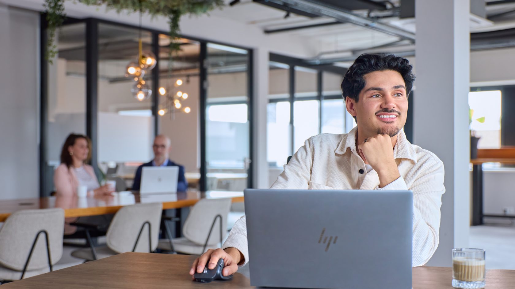 Synergy-expert werkt tevreden in zijn Exact Synergy-omgeving