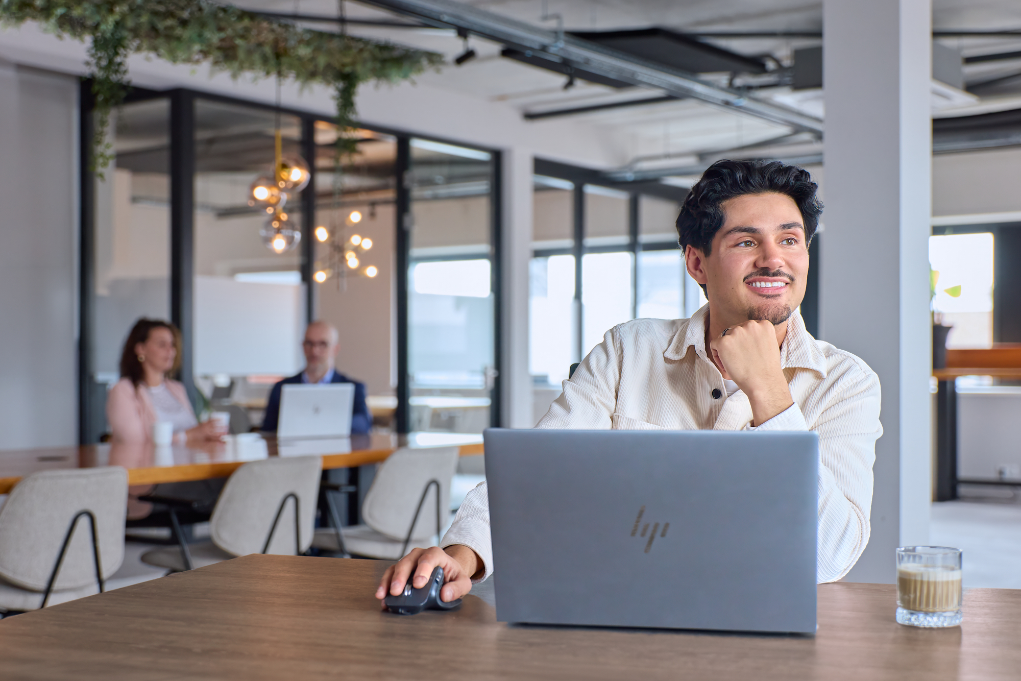 Synergy-expert werkt tevreden in zijn Exact Synergy-omgeving