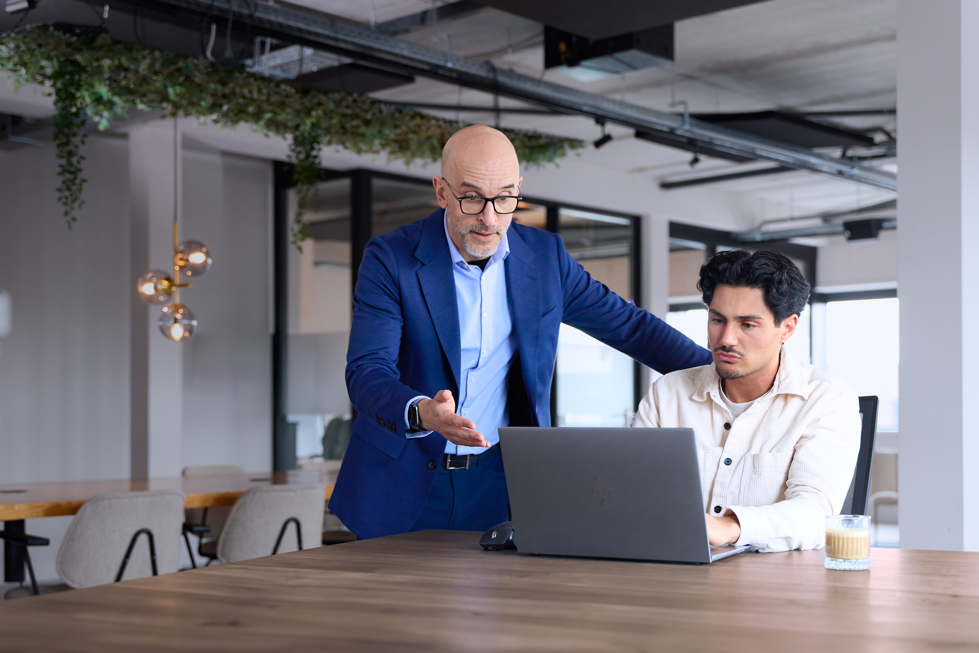 Synergy-experts overleggen over Exact Synergy.