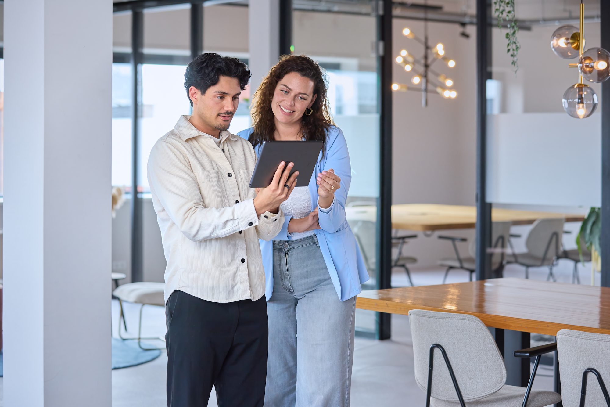 Synergy-experts optimaliseren hun Synergy-omegeving via een tablet.