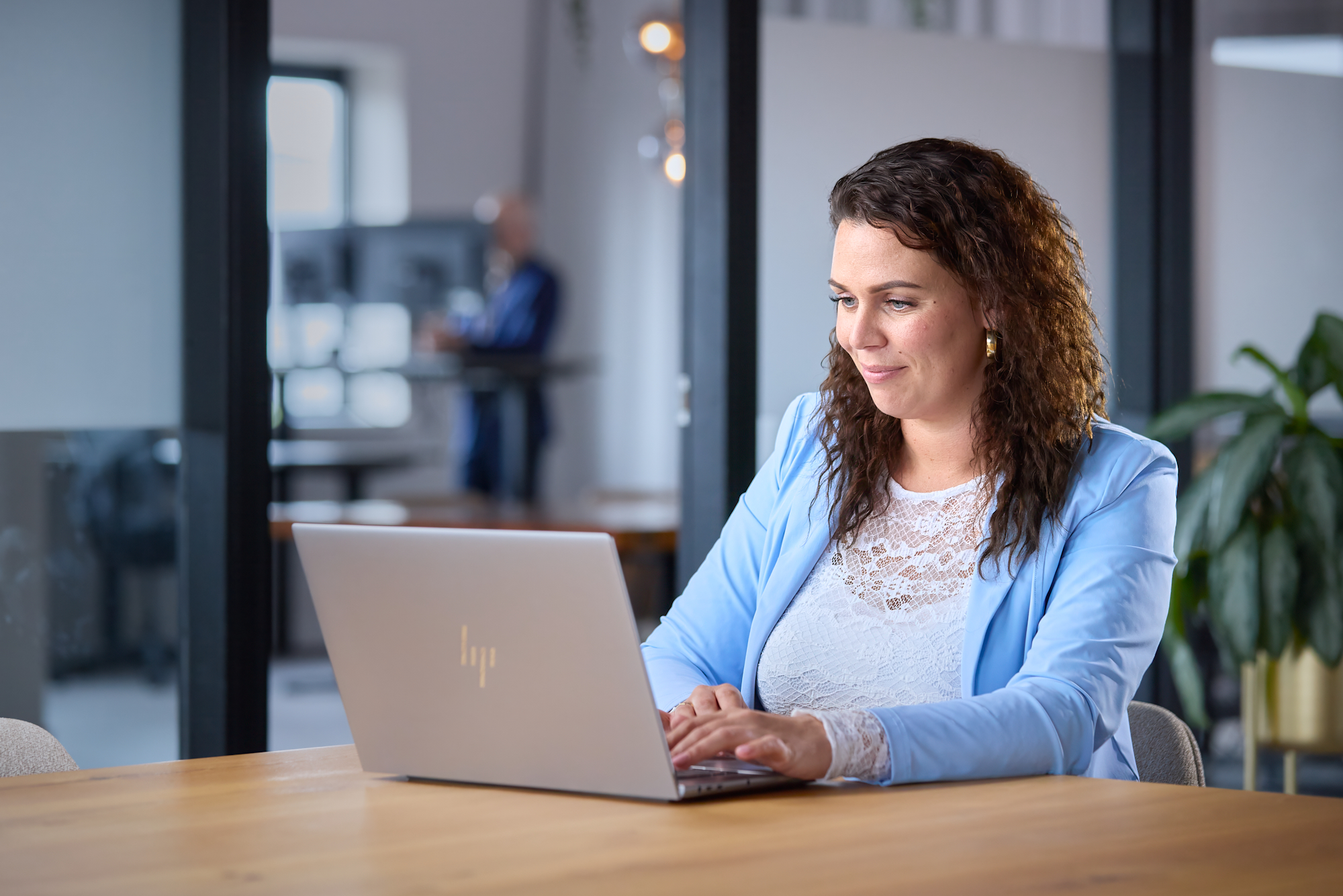 Synergy-expert achter een laptop