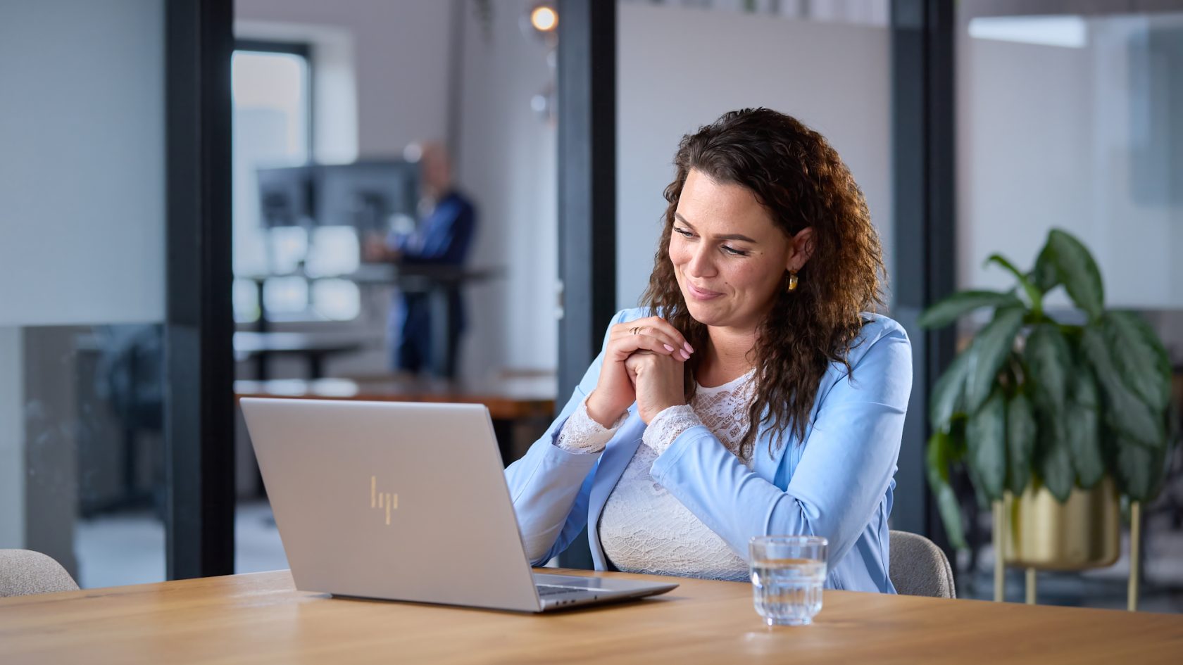 Synergy-expert kijkt naar scherm