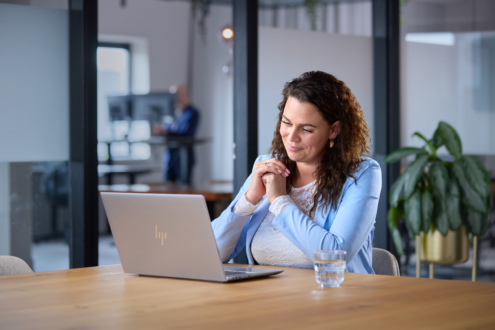 Synergy-expert kijkt naar scherm