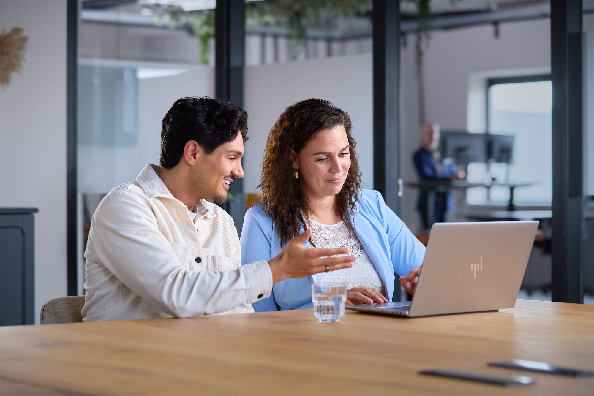 Axians-consultant praat met relatie over haar Synergy-omgeving