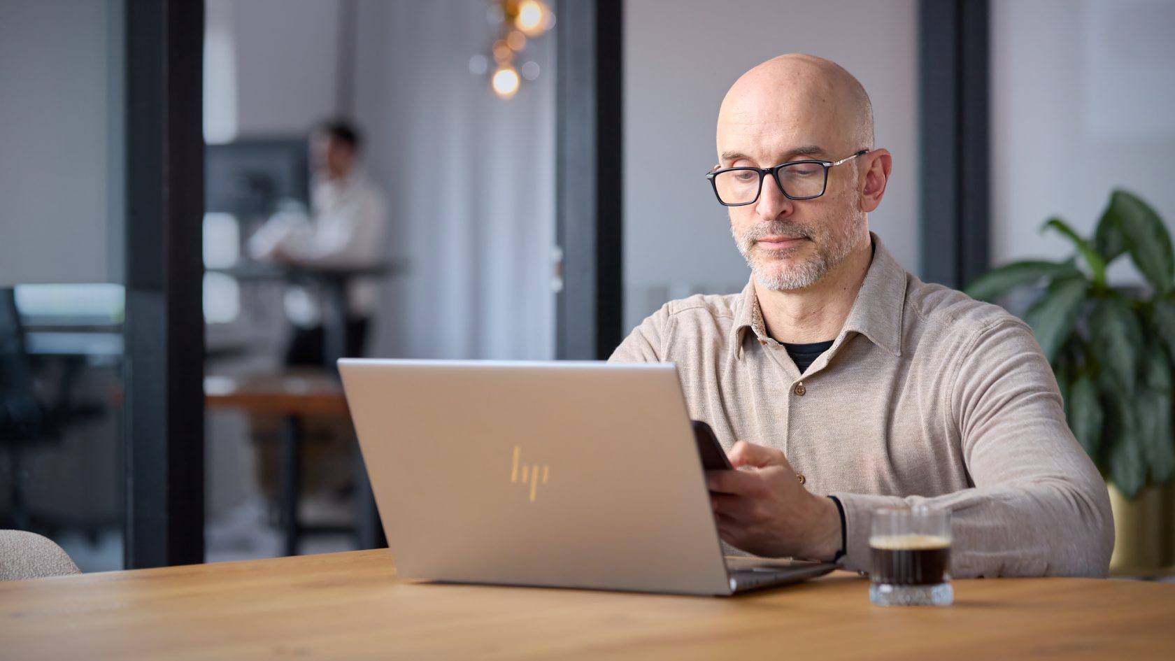 Synergy-expert deelt met collega's via telefoon welke wijzigingen hij in het systeem aanbracht om het te optimaliseren