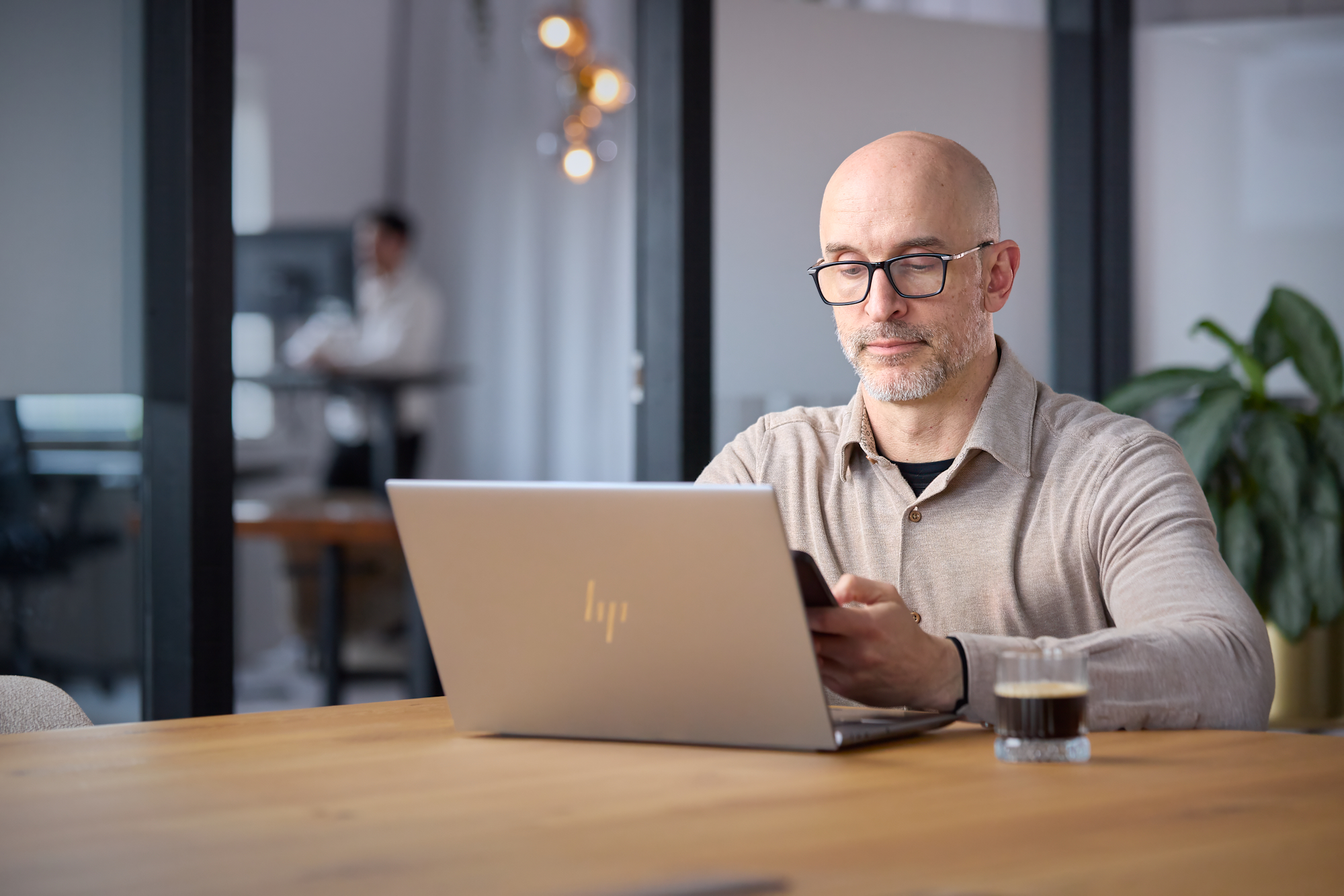 Synergy-expert deelt met collega's via telefoon welke wijzigingen hij in het systeem aanbracht om het te optimaliseren