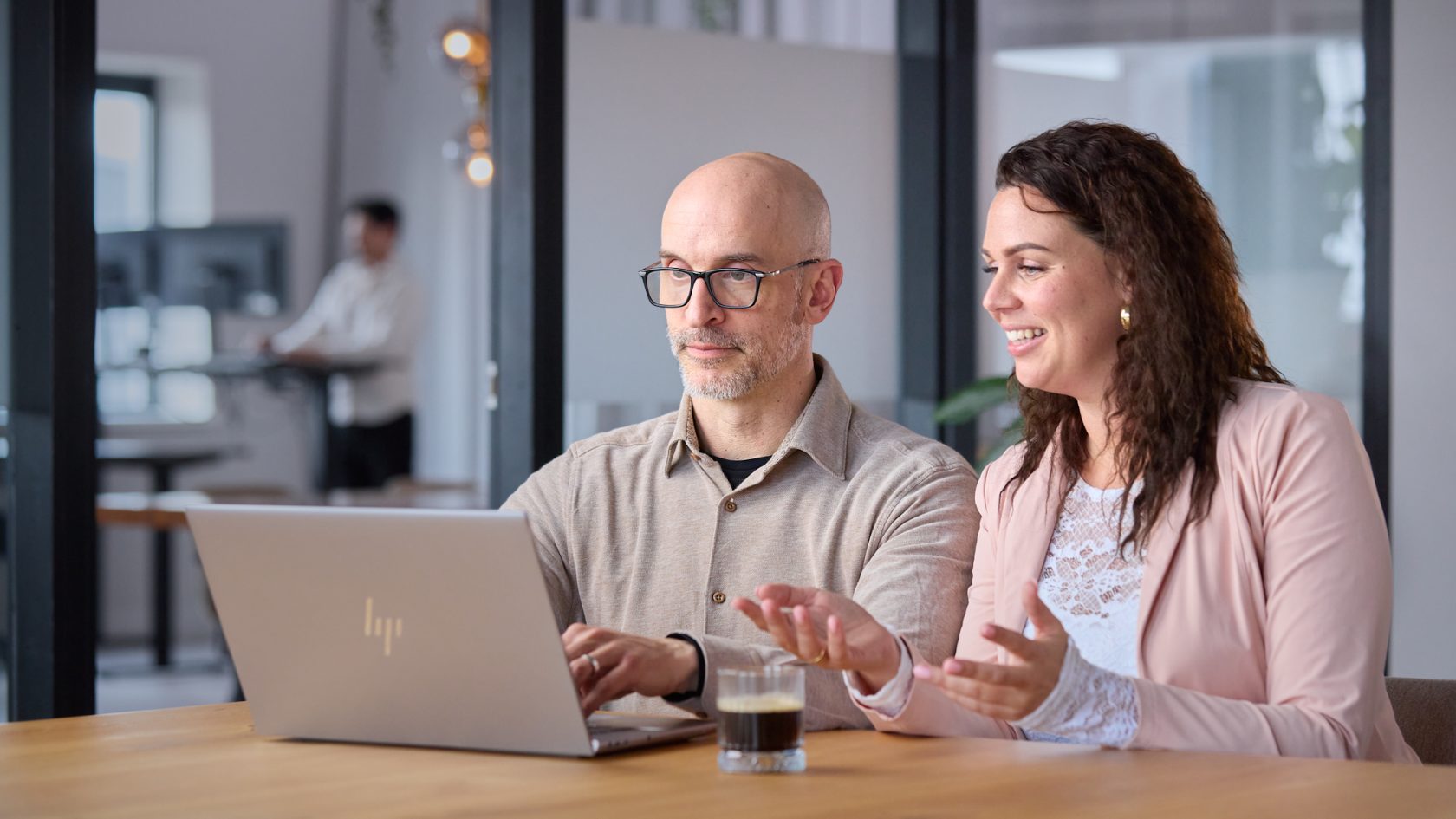 Synergy-experts overleggen over hun Synergy-omgeving en hoe deze te optimaliseren