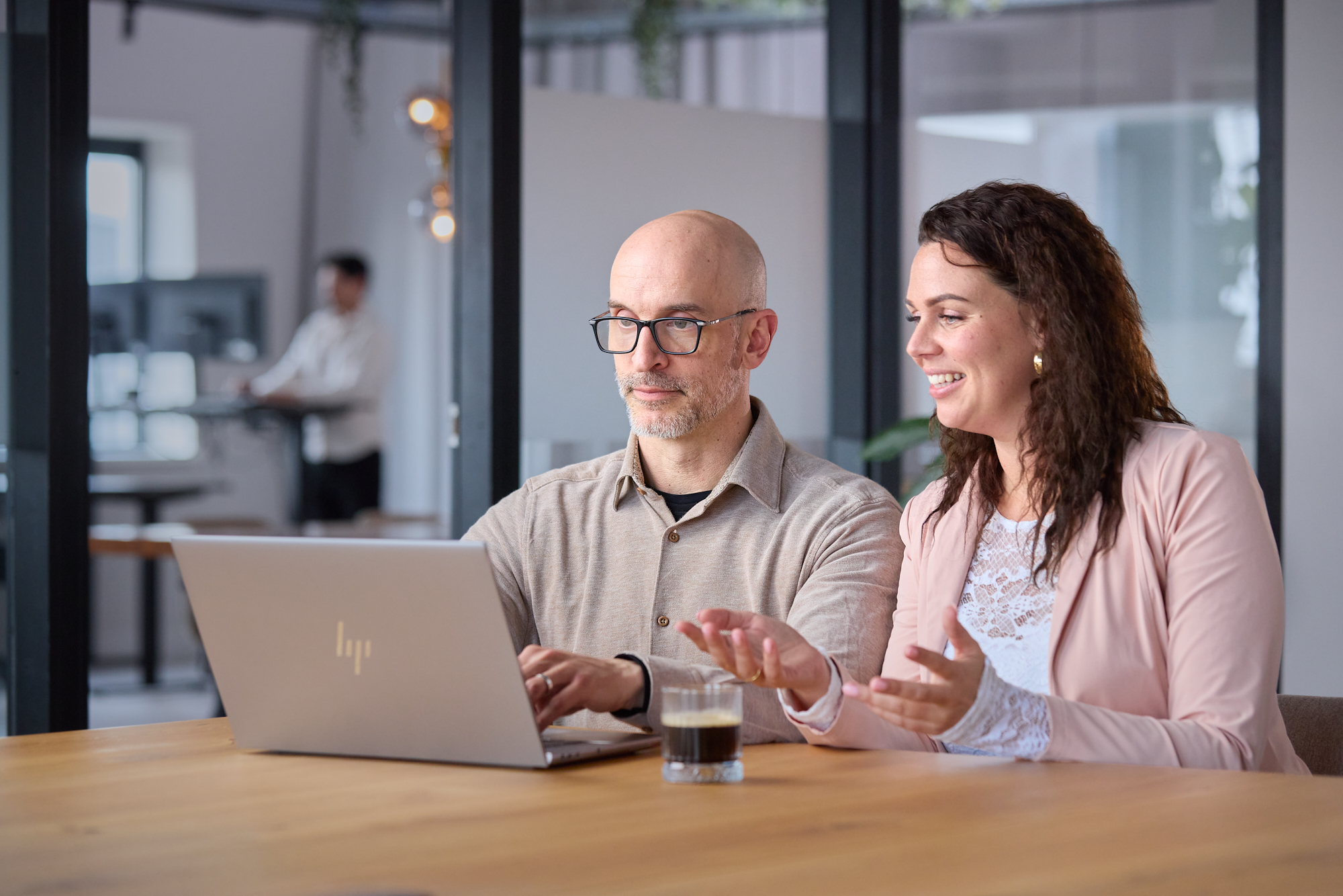 Synergy-experts overleggen over hun Synergy-omgeving en hoe deze te optimaliseren